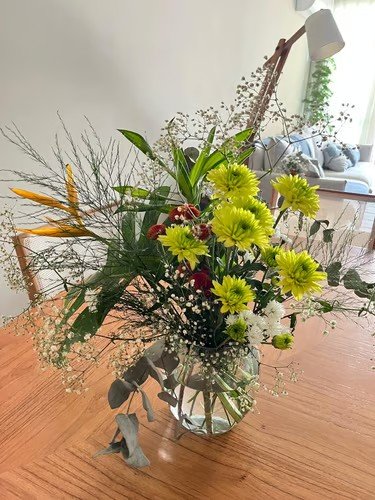 Arranjo misto com crisântemos