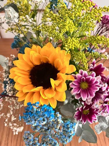 Arranjo colorido com flores do campo