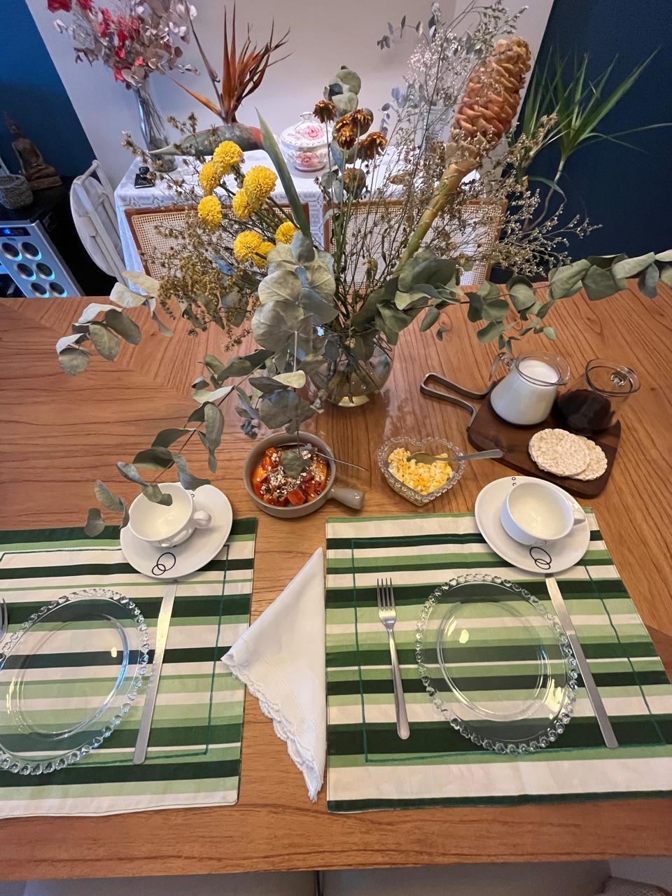 Mesa posta com composição elegante e equilibrada