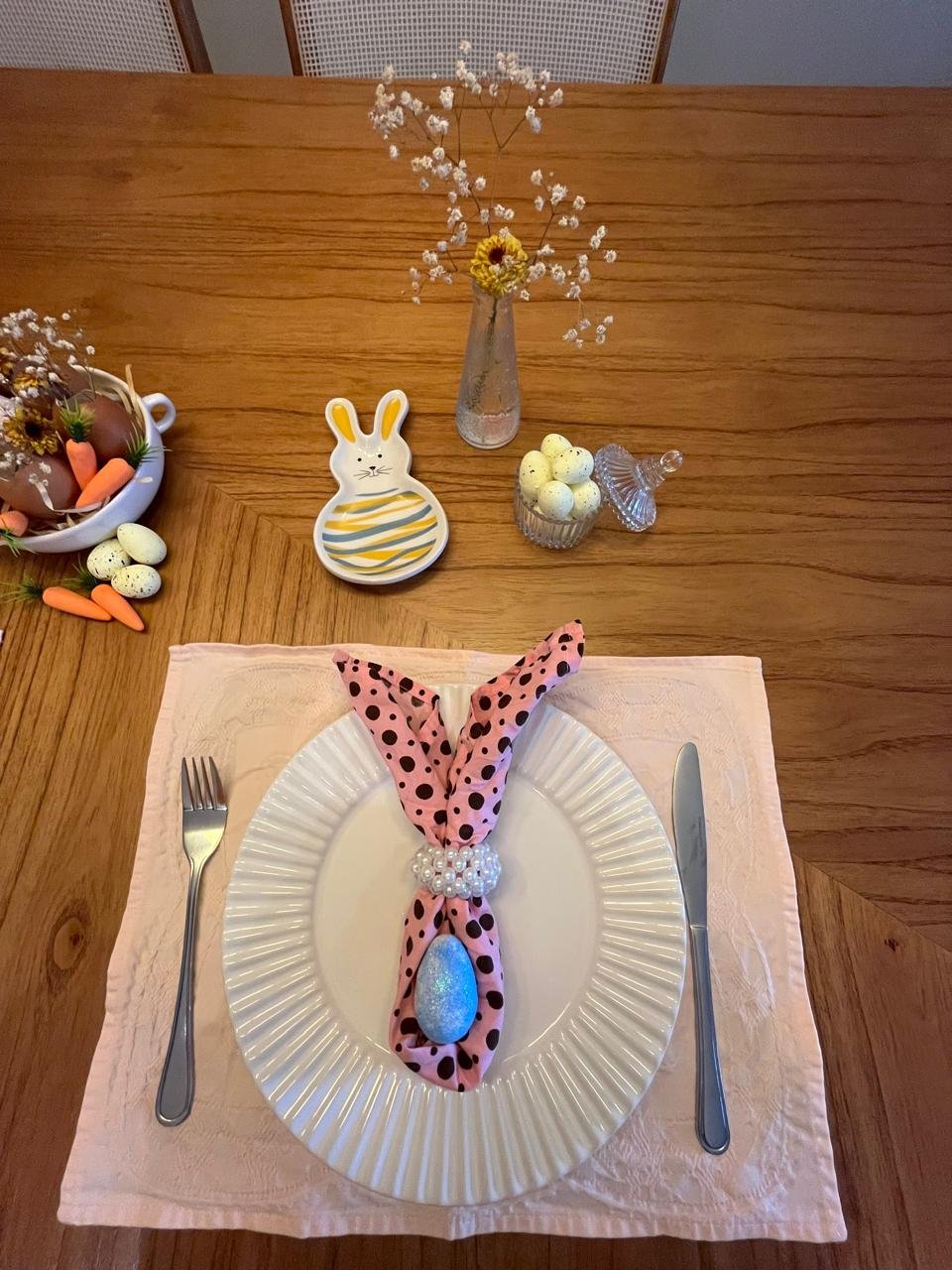 Composição final da mesa posta de Páscoa
