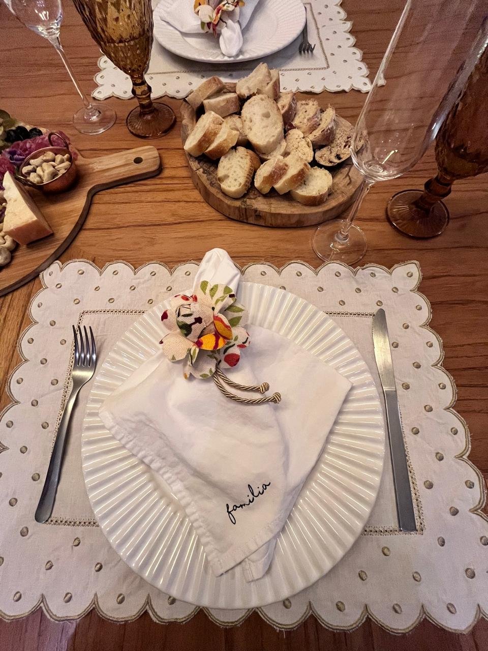 Mesa posta com reaproveitamento criativo