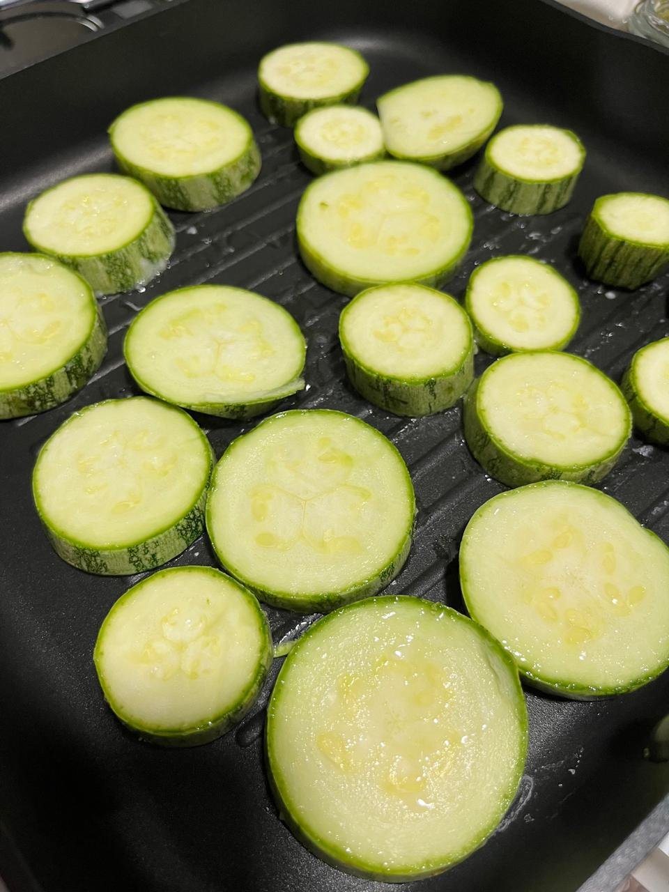 Rodelas de abobrinha crua preparadas para a receita