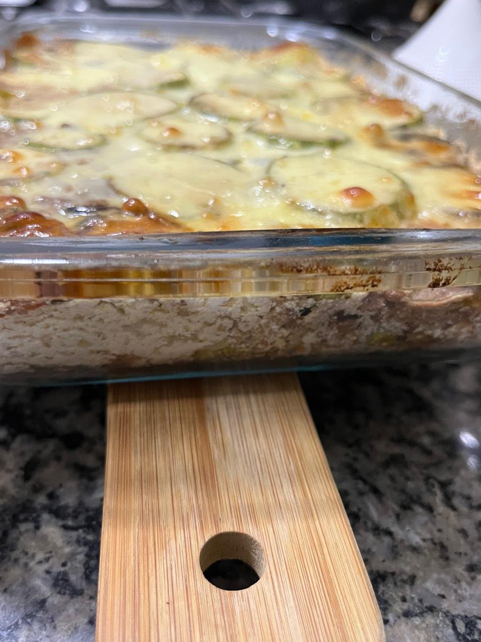 Close da abobrinha gratinada pronta, com queijo derretido