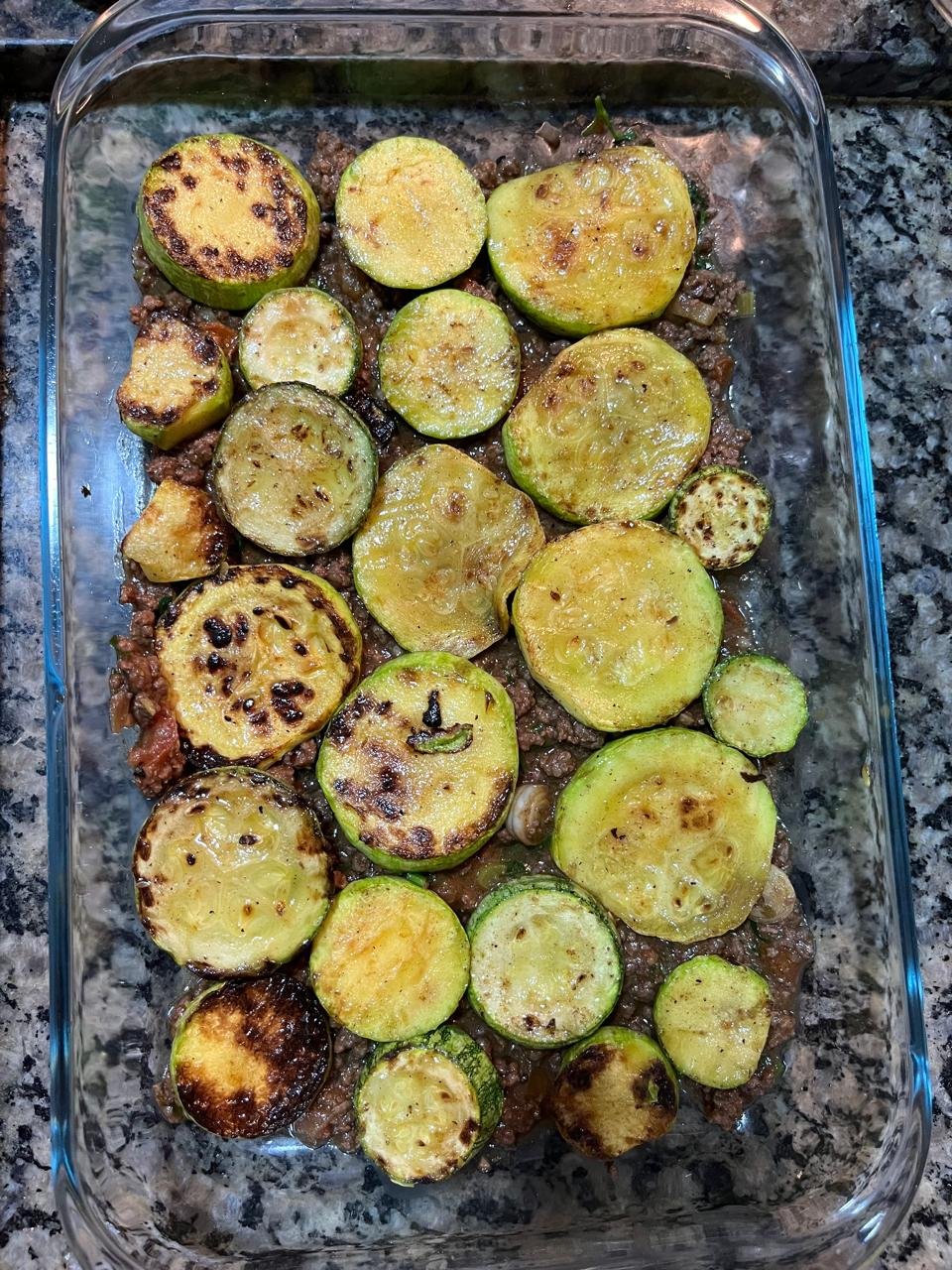 Primeira etapa da montagem da abobrinha gratinada no refratário