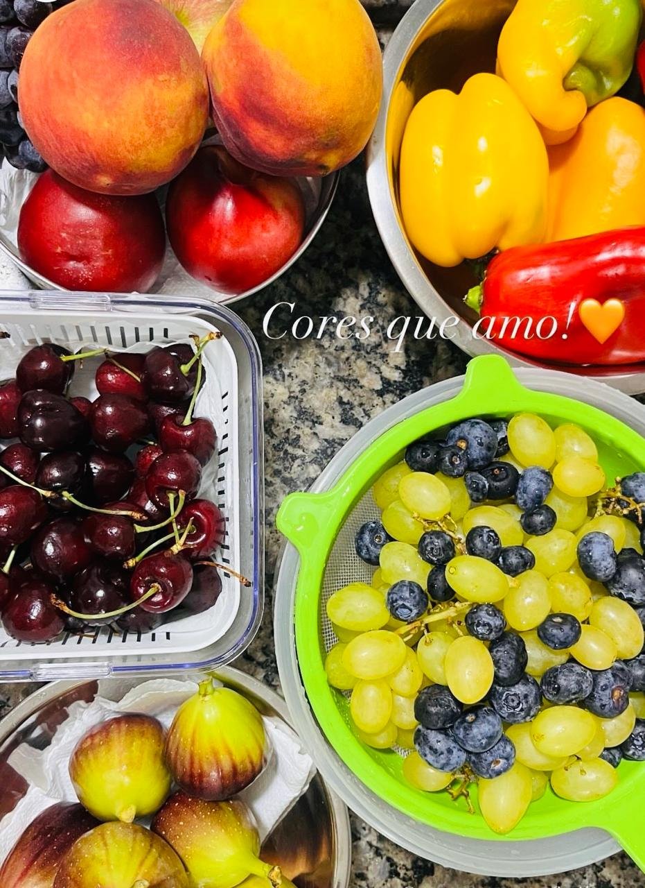 Frutas, uvas, cerejas, figos e pimentões organizados sobre a bancada da cozinha