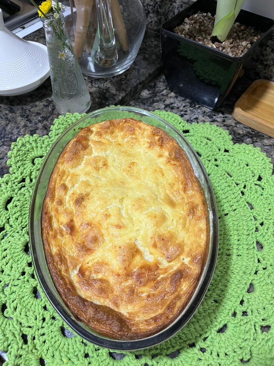 Suflé de legumes assado em refratário sobre apoio verde