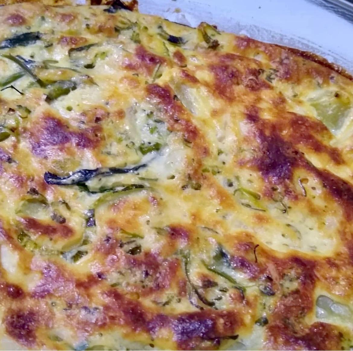 Close do topo dourado do suflé de legumes