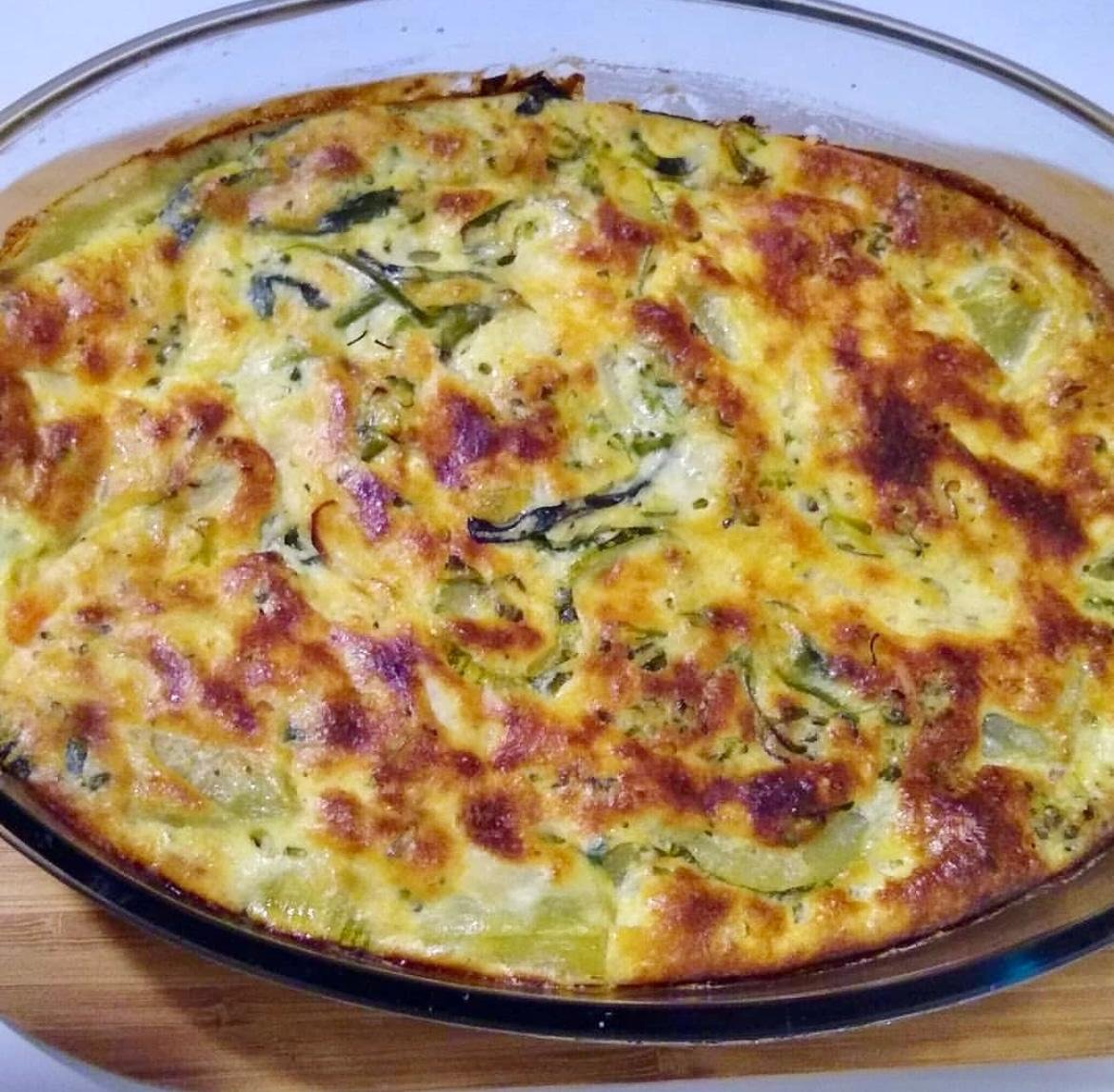 Suflé de legumes assado e dourado em refratário oval