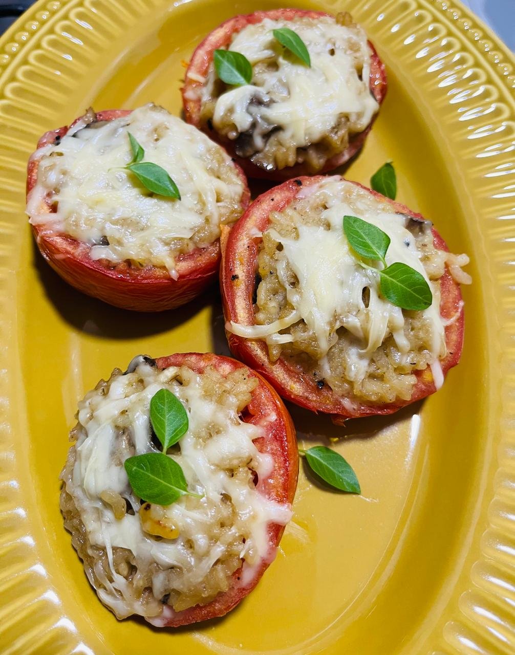 Tomates assados com queijo gratinado e folhas frescas