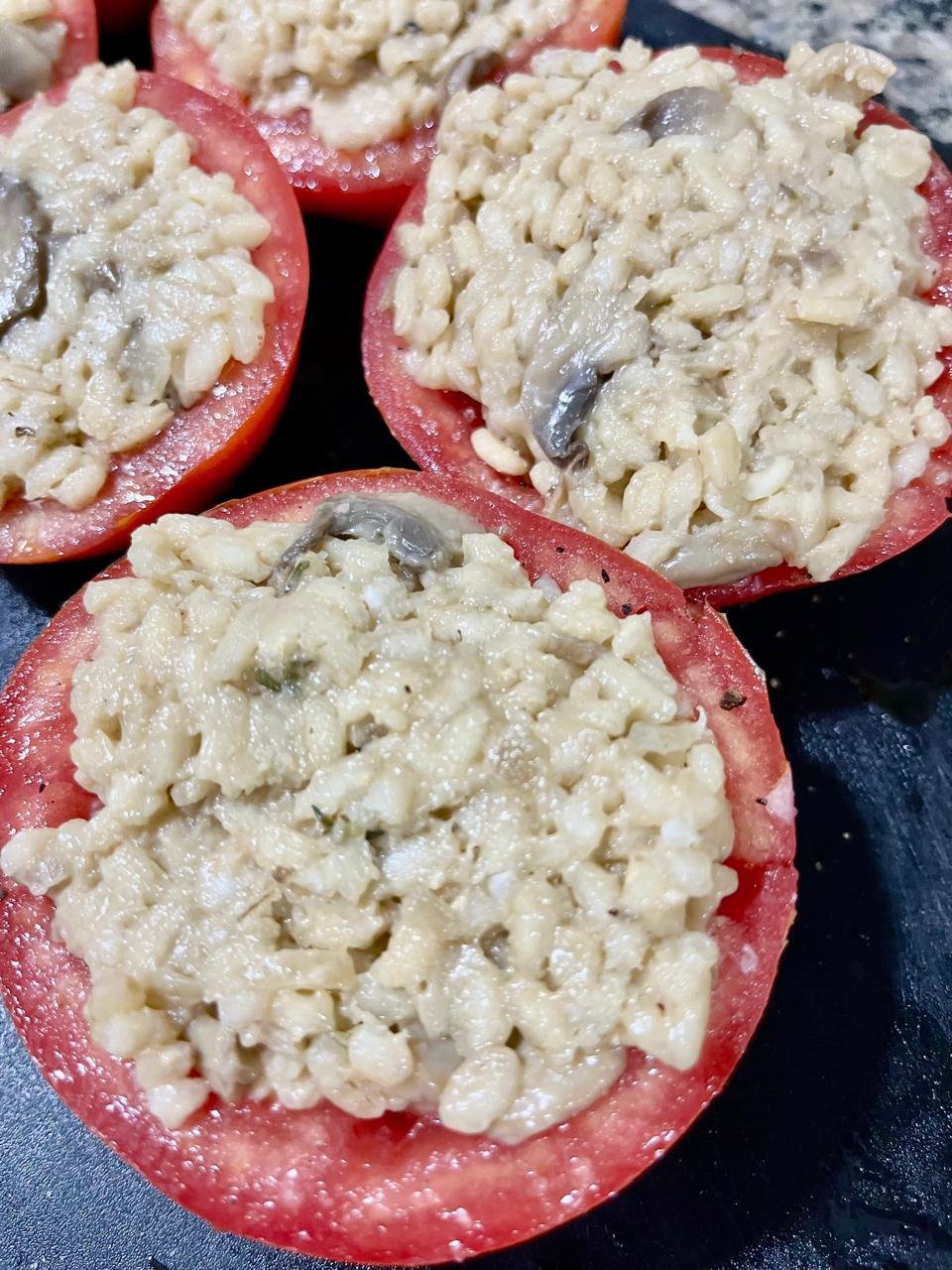 Tomate recheado com risoto de cogumelos já montado para assar