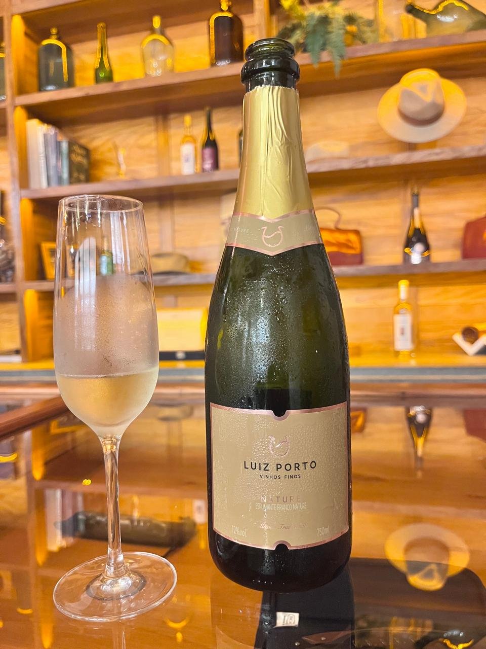 Taça e garrafa de espumante brasileiro