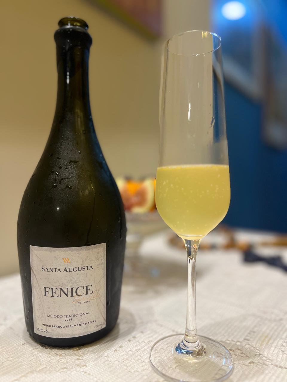 Rótulo nacional servido em mesa elegante