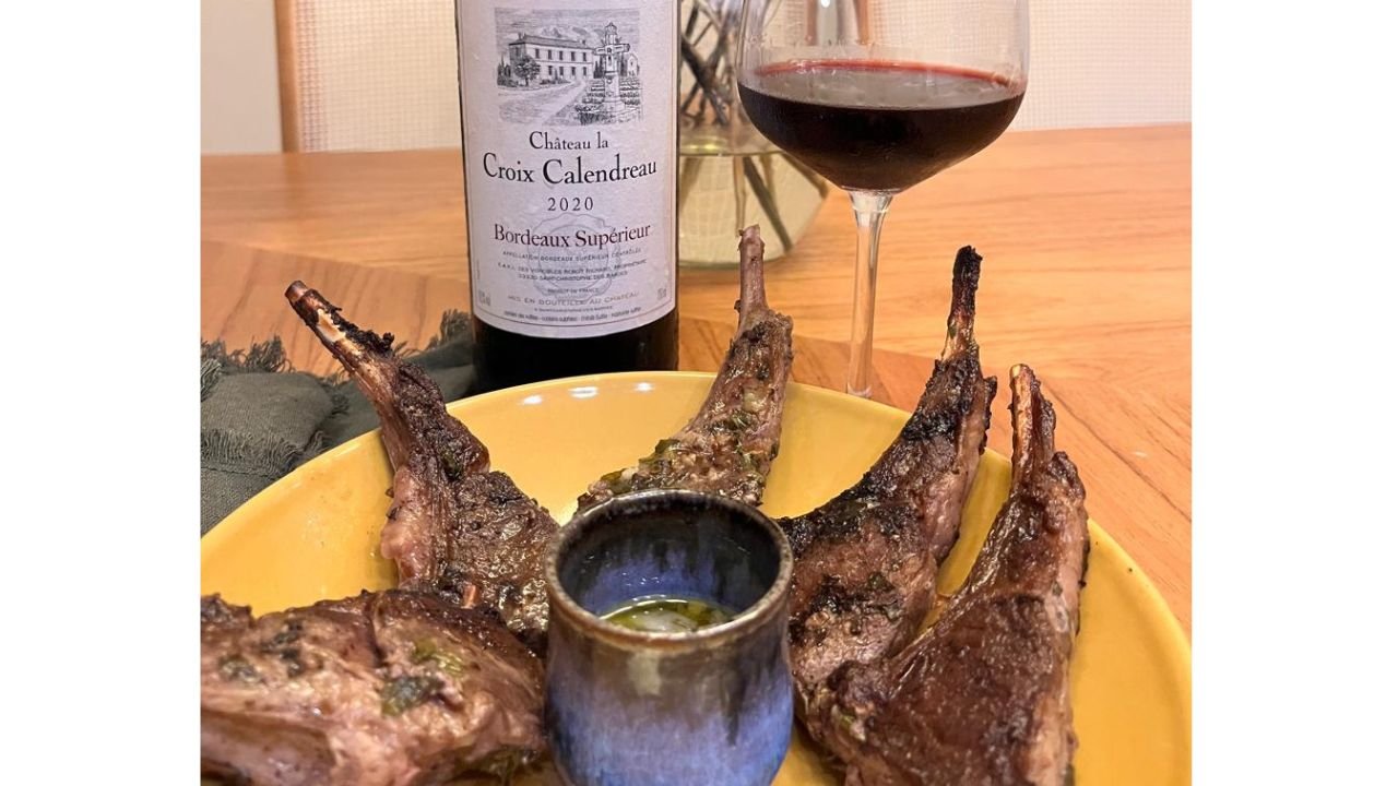 Taças e garrafa para harmonização de vinhos em diferentes ocasiões