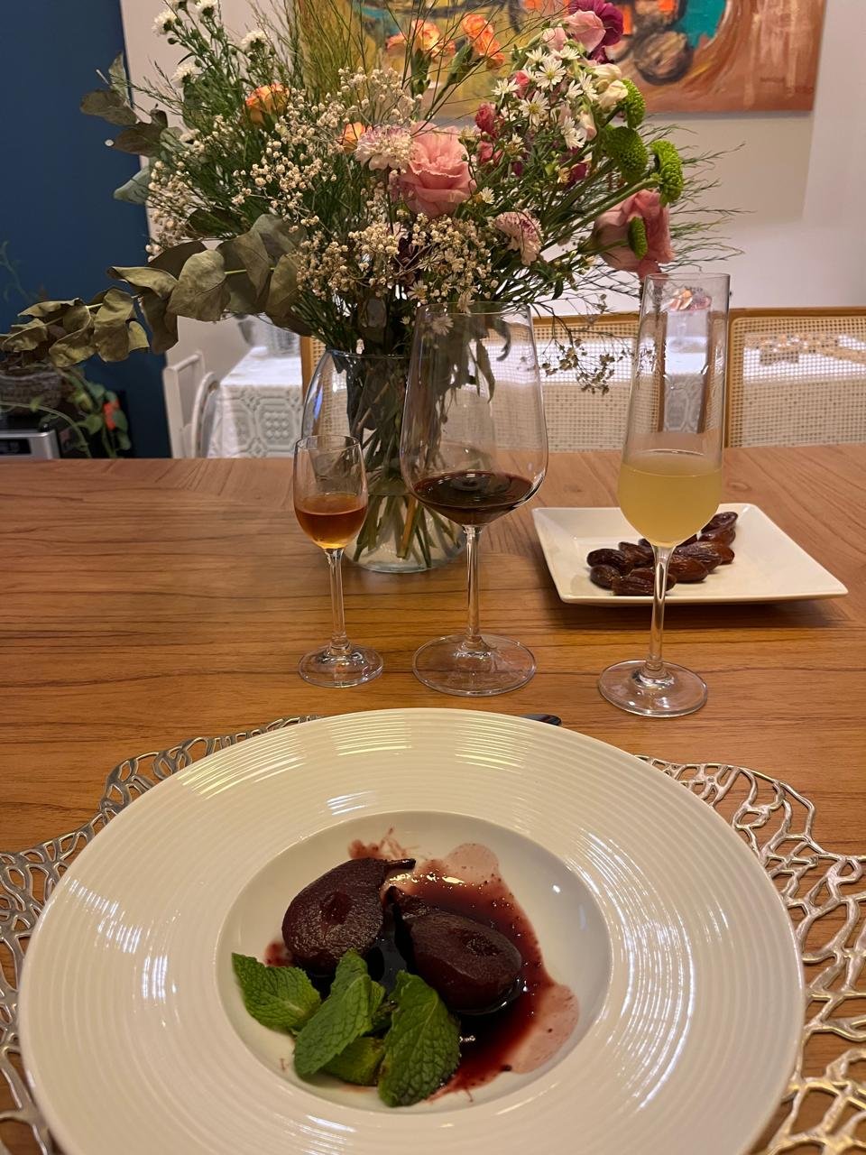 Pêra ao vinho em enquadramento editorial