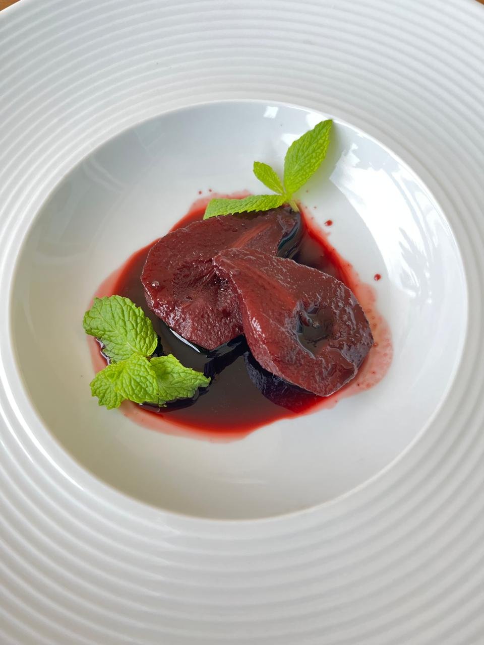 Pêra ao vinho em prato elegante