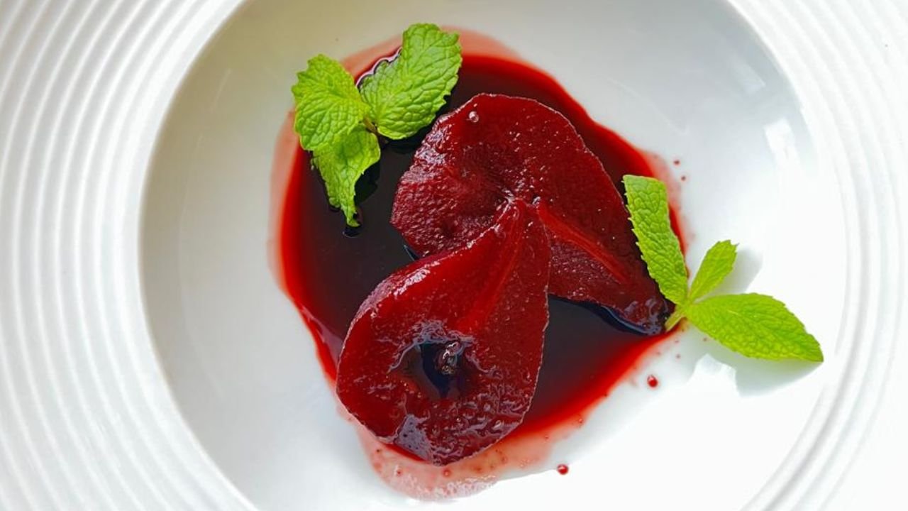 Pêra ao vinho servida como sobremesa elegante