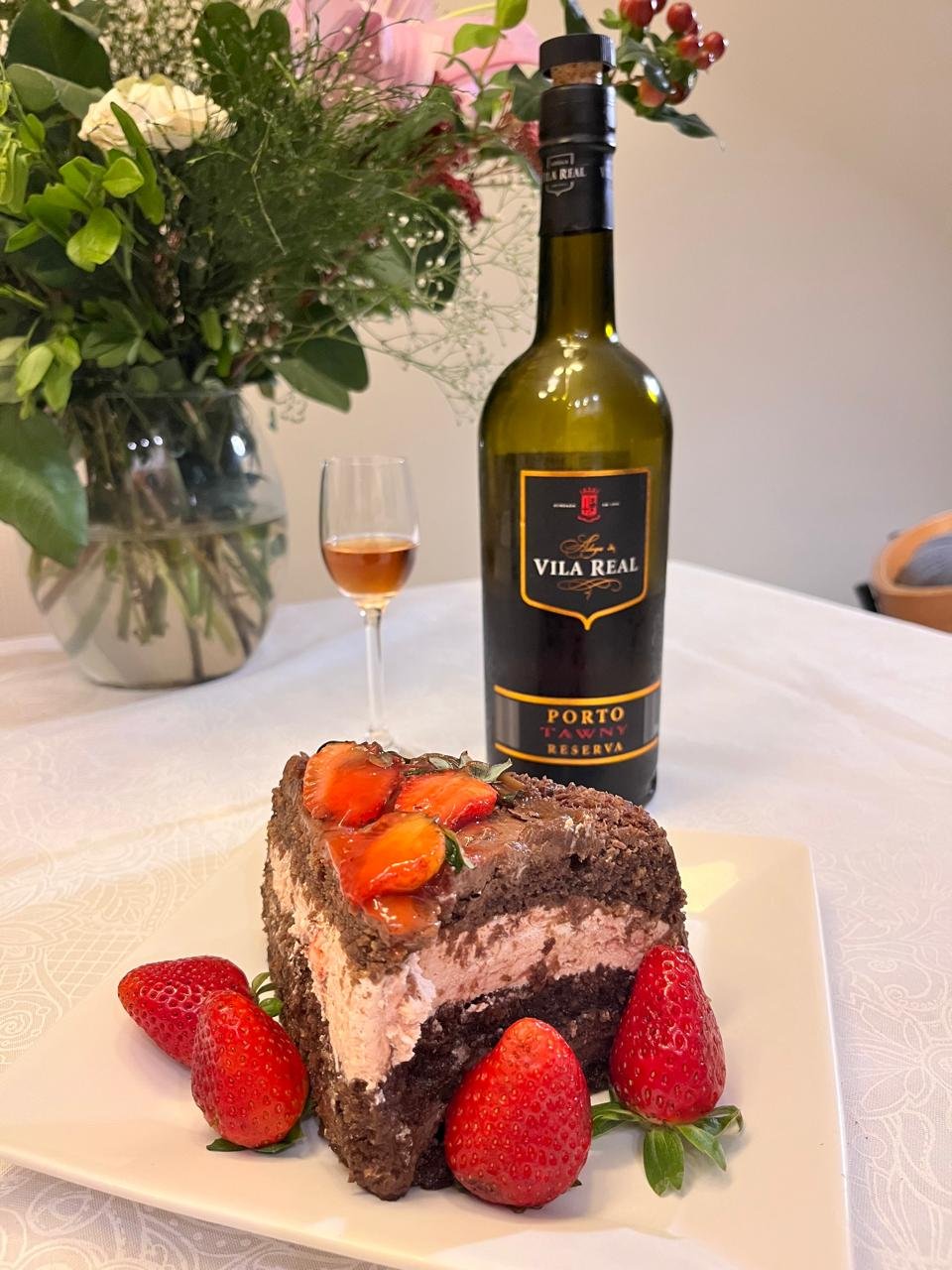 Taça e sobremesa servidas com vinho doce