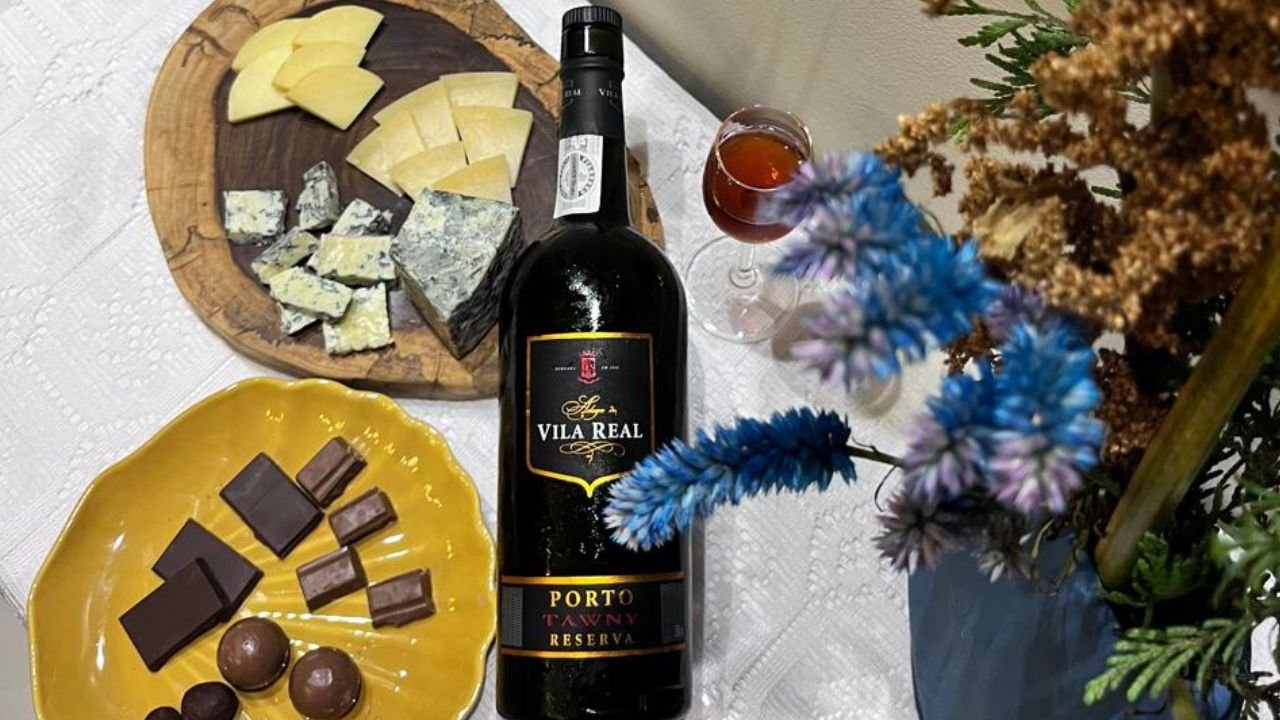 Taça de vinho de sobremesa servida com elegância